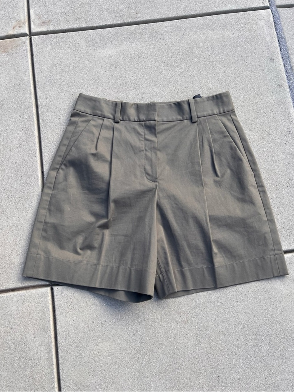 Theory high-rise pleated shorts - size 0